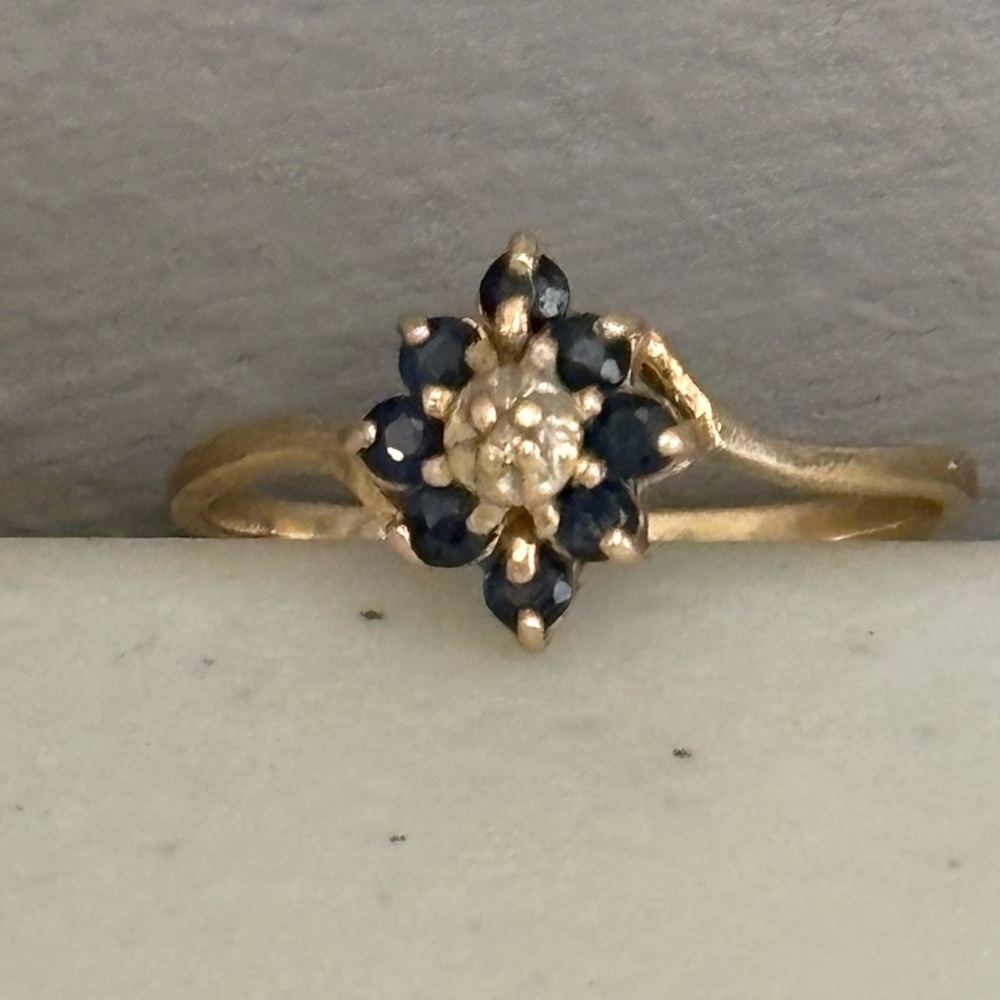 14k gold ring with sapphire and gold  flower. Approx size 8.5,weight unknown